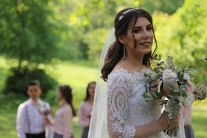 bröllopsfotografering i rustik stil känslor av bruden på naturen foto
