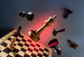 schackdrottningen bryter försvaret av de svarta bitarna foto