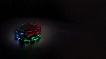neon ljus poker pommes frites eller hasardspel tokens för kasino spel på mörk bakgrund. vadhållning på en bättre finansiell framtida, generativ ai teknologi. foto