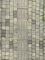 stenläggning plattor av olika former och storlekar på de trottoar i bandung, kan vara Begagnade för textur design och bakgrund med kopia Plats. foto