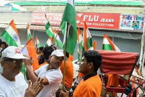 delhi, Indien -15 aug 2022 - stor grupp av människor under stor tiranga yatra organiserad som del av de azadi ka amrit mahotsav till celeberat de 75 årsdag av Indiens oberoende, indisk flagga Mars foto