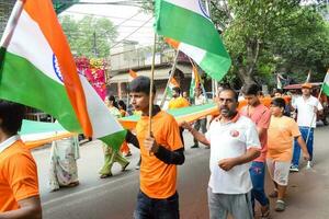 delhi, Indien -15 aug 2022 - stor grupp av människor under stor tiranga yatra organiserad som del av de azadi ka amrit mahotsav till celeberat de 75 årsdag av Indiens oberoende, indisk flagga Mars foto