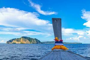 koh phi phi thailand med lagun lång svans båtar kalksten rocks. foto