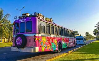 playa del carmen quintana roo mexico 2023 färgrik rosa gul grön xcaret buss playa del carmen Mexiko. foto