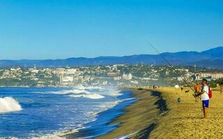 puerto escondido oaxaca mexico 2023 Sol strand sand människor surfare vågor palmer puerto escondido Mexiko. foto