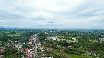 antenn se av panorama av skön landsbygden av bukittinggi. underbar springtime landskap i berg. gräs- fält och rullande kullar. lantlig landskap. bukittinggi, Indonesien, januari 28, 2023 foto