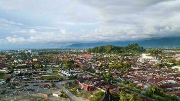 antenn se av rumah gadang, minangkabau traditionell hus i padang, väst sumatra Indonesien. padang, Indonesien, januari 29, 2023 foto