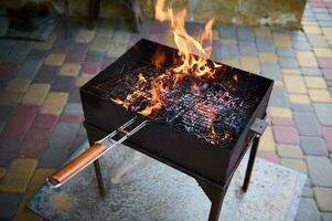 tömma flammande träkol grill med öppen brand, redo för produkt placering. sommar grilla, utegrill, bbq och fest. foto