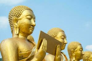 gyllene buddha på buddha minnesmärke parkera , nakorn nej, thailand. foto