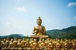 gyllene buddha på buddha minnesmärke parkera , nakorn nej, thailand. foto