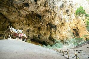 skön grotta på tham-phrayanakorn, sam roi yot, prachuap khiri khan, thailand foto
