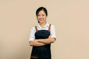 Start en små företag. Lycklig ung asiatisk affärskvinna bär vit skjorta och förkläde. foto