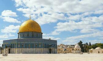 de kupol av de sten i alaqsa moské foto