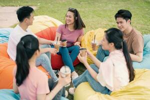 grupp asiatisk människor picknick utanför foto