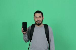 skäggig asiatisk studerande uttryck använder sig av smartphone foto