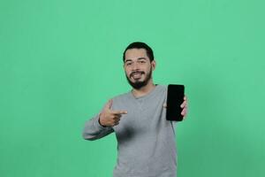 asiatisk man uttryck medan använder sig av smartphone foto