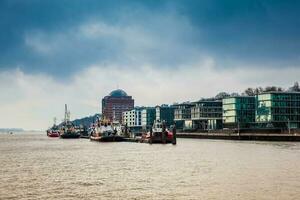 bogserbåtar dockad på de hamburg hamn på de banker av de elbe flod foto