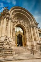 detalj av de skön Fasad av de historisk petit palais i en molnig vinter- dag bara innan vår i paris foto