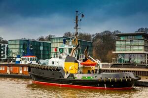 bogserbåtar dockad på de hamburg hamn på de banker av de elbe flod foto