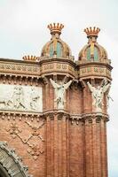 detalj av de historisk triumf- båge i barcelona stad Centrum i Spanien foto