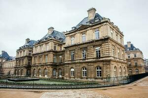 detalj av de Fasad av de historisk luxemburg palats i en frysning vinter- dag bara innan vår foto