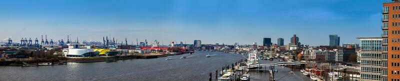 panorama av en hamburg hamn och hamn på en skön tidigt vår dag foto