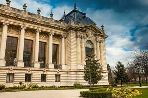 detalj av de skön Fasad av de historisk petit palais i en molnig vinter- dag bara innan vår i paris foto