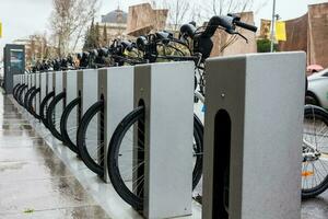 offentlig cykel uthyrning station på madrid stad Centrum i Spanien foto