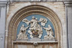 basrelief ovanför ingångsportarna till kyrkan st paul med bilden av de heliga antwerpen belgien