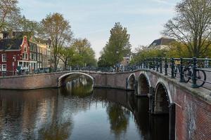 en av de många broarna över en kanal i Amsterdam Nederländerna foto