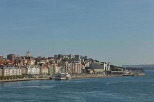 kustområde och Santander hamn i Spanien foto