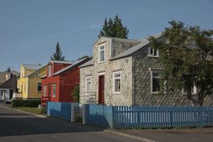 traditionella färgglada hus täckta av stenplattor eller wellpapp i den gamla delen av Akureyri Island foto