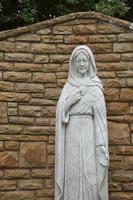 saint virgin mary staty och plats att be nära staden Killybegs i Irland foto