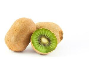 Kiwi frukt isolerat på vit bakgrund. aktinidia chinensis foto