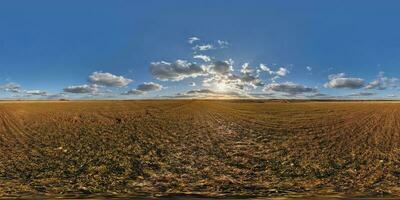 sfärisk 360 hdri panorama bland jordbruk fält med moln och Sol på kväll blå himmel innan solnedgång i likriktad sömlös utsprång, som himmel ersättning i Drönare panoramabilder, spel utveckling foto