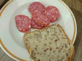 smörgås med bröd och torrhärdad korv foto
