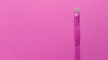 rosa centimeter på rosa bakgrund enkel platt låg med pastell textur fitness koncept stock photo foto