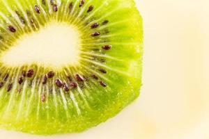 bakgrund av kiwifrukt skuren i hälften foto