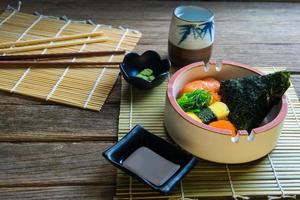 sushi-uppsättning serveras på träbord foto