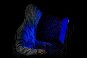kvinnlig hackare bryter in i statliga dataservrar foto