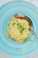 spaghetti carbonara pasta med riven ost och bacon - topp se av en utsökt skön italiensk maträtt på en tallrik foto