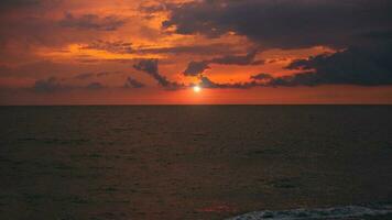 tystnad och tomhet på de hav mot de bakgrund av en ljus röd Sol - hav solnedgång foto