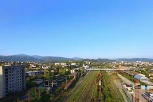 Flygfoto över stadslandskapet med järnvägen foto