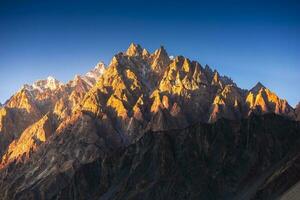 skön snö berg med blå himmel från pakistan. foto