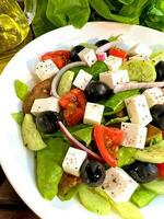 grekisk sallad med färsk grönsaker närbild foto