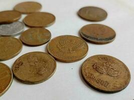 många gammal mynt isolerat från Indonesien. rupiah valuta foto