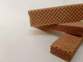 utsökt choklad wafers på vit bakgrund foto