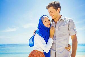 Lycklig muslim par på en strand foto