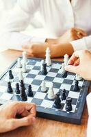 mjuk fokus skott av affärsmän spelar schack i kontor foto