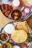 topp se av indisk vegetarian och ickevegetarisk mat tallrikar foto